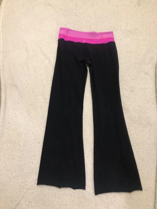 Lululemon Astro Flared Pants with a crossover waistband. Size 6 - Picture 3 of 5